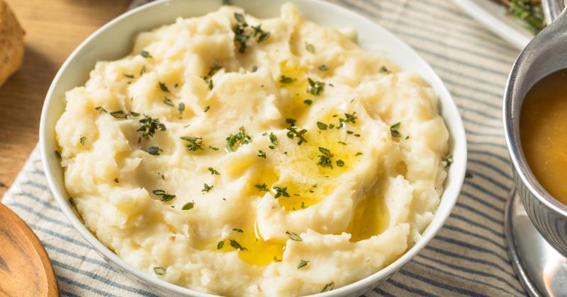 Voňavá bramborová kaše s bylinkovým máslem: Recept, který zvládnete za pár minut