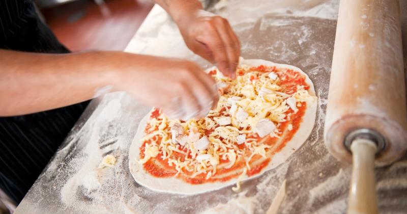 Jak upéct pizzu bez kynutí? Jogurtové těsto vás mile překvapí