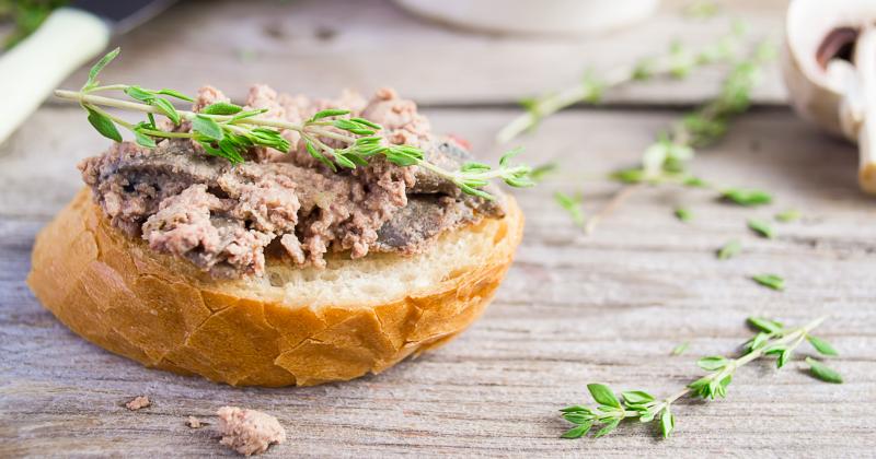 Domácí paštika z kuřecích jater s bylinkami a máslem: Lahodná klasika, kterou zvládne každý