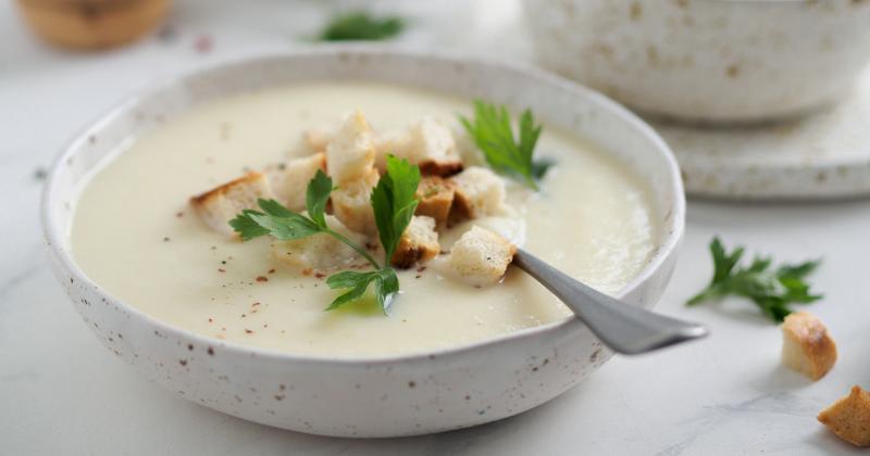 Květáková polévka jako od babičky: Jednoduchý recept s vejcem a bramborem