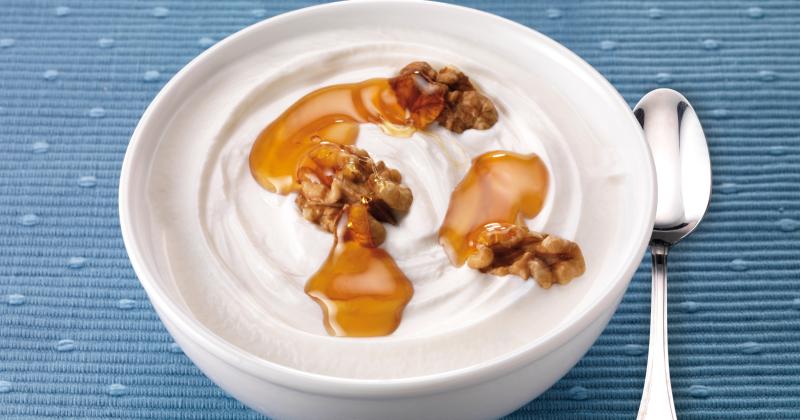 Med s jogurtem: Co udělá tato jednoduchá kombinace s vaším trávením a imunitou