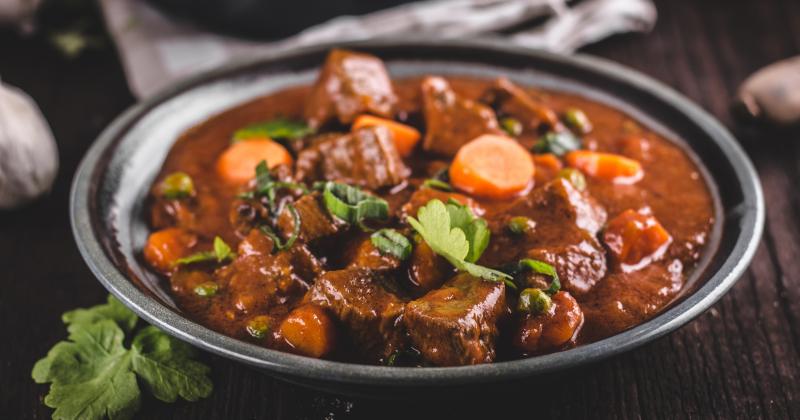 Hovězí po burgundsku: recept, který změní váš pohled na dušené maso