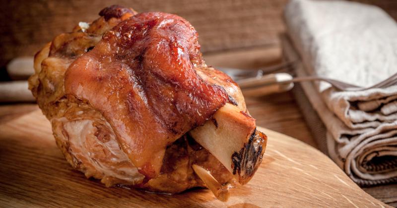 Pečené koleno na pivu: Trik s česnekem, který udělá kůrku křupavější než v hospodě