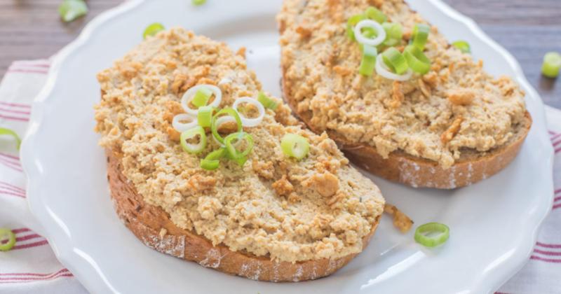 Nejrychlejší silvestrová pomazánka? Škvarková, kterou si hosté okamžitě zamilují