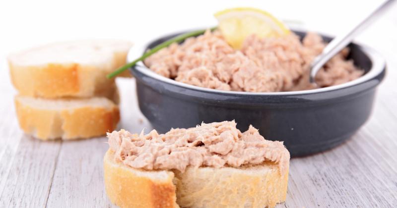 Recept na tuňákovou pomazánku: Silvestrovská klasika, kterou hosté vždycky vychválí