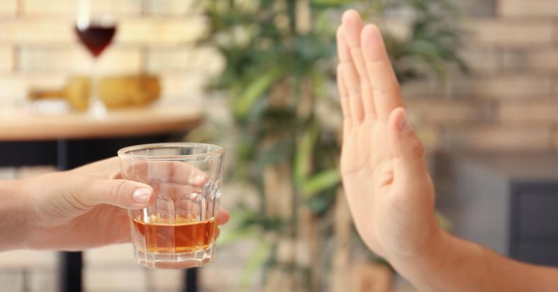 Chcete zhubnout bez zbytečného namáhání? Přestaňte pít alkohol a váha půjde dolů sama