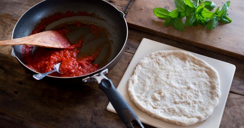 Těsto na pizzu jako z pizzerie: Jednoduchý recept, který zvládne každý doma