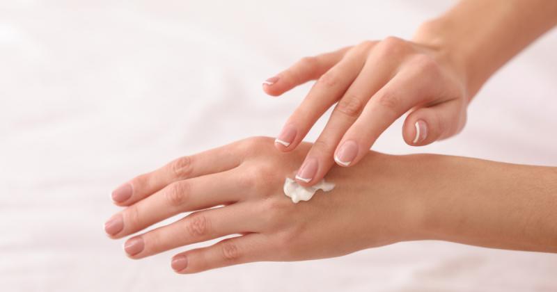 Ruce jako po drahém ošetření? Tahle domácí maska funguje překvapivě rychle