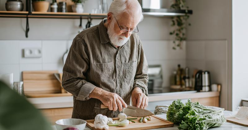 Tato běžná večeře po šedesátce zbytečně zatěžuje trávení