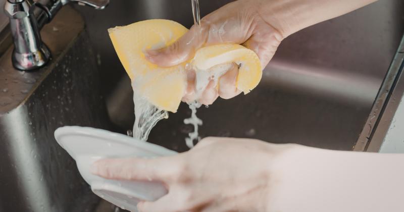 Kvůli ucpanému dřezu zavolala instalatéra. Účet ji zaskočil víc než samotná závada