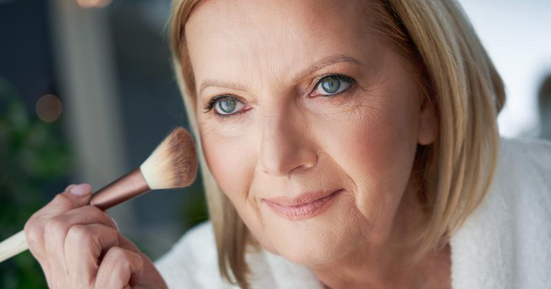 Líčení po šedesátce: Tyto barvy omlazují. Jiné zvýrazní každou vrásku