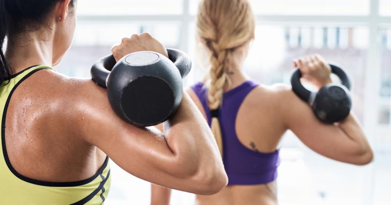 Cvičíte víc a víc, ale tuk se drží? Tělo reaguje jinak, než si myslíte