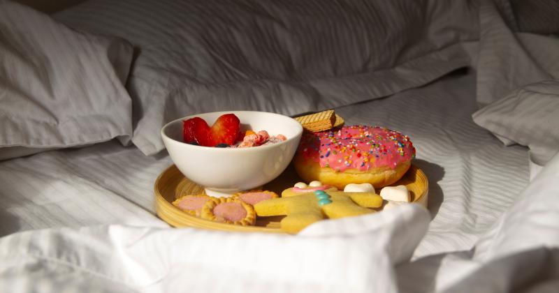 Co se stane s vaším krevním tlakem, když jíte sladké svačiny v noci