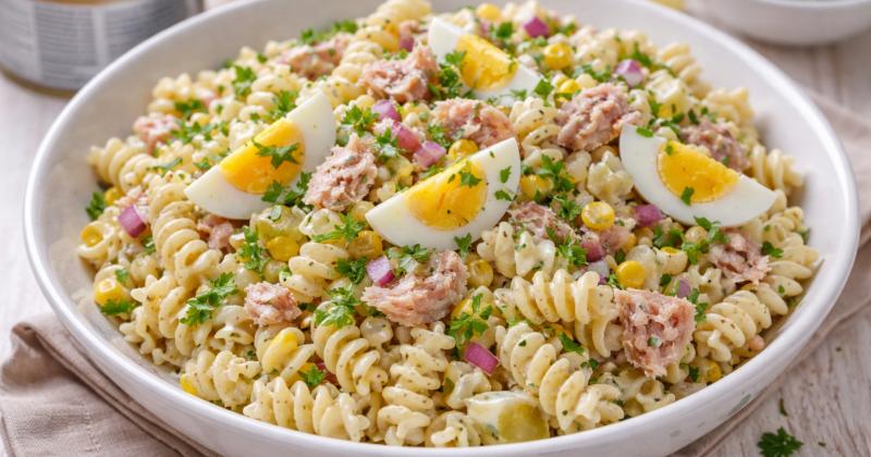 Tuňákový salát s vejcem a těstovinami: Rychlá klasika, která chutná ještě lépe druhý den