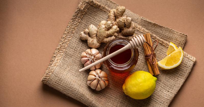 Česnek s medem na kašel nefunguje vždy stejně. Rozhoduje detail, který většina lidí přehlíží