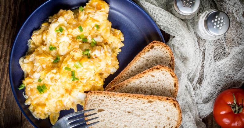 Míchaná vajíčka na cibulce: Recept, který voní domovem a chutná poctivě