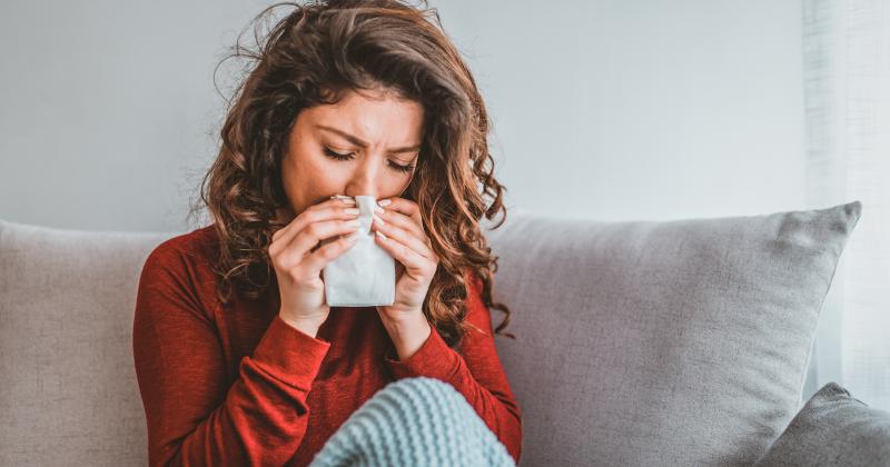 Rýma nepřichází hned: Kolik hodin trvá, než se po nakažení objeví první příznaky