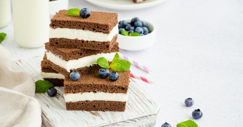 Kinder řez s tvarohem: Domácí varianta slavné tyčinky, která chutná ještě lépe