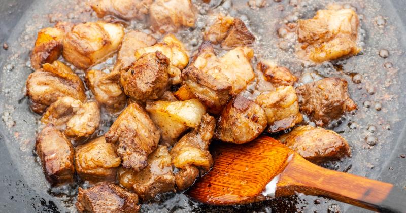 Mléko při škvaření sádla: Tenhle starý trik dělá obrovský rozdíl