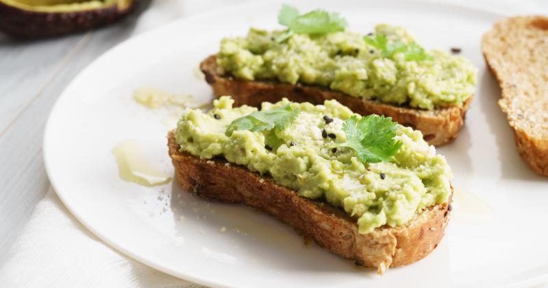 Proč utrácet v kavárně? Udělejte si slavný avokádový toast doma za zlomek ceny