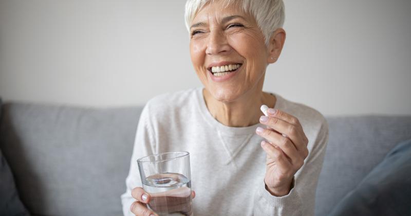 Voda není jen na žízeň: Jak správné načasování jedné sklenice „nastartuje“ trávení, které po padesátce zlenivělo