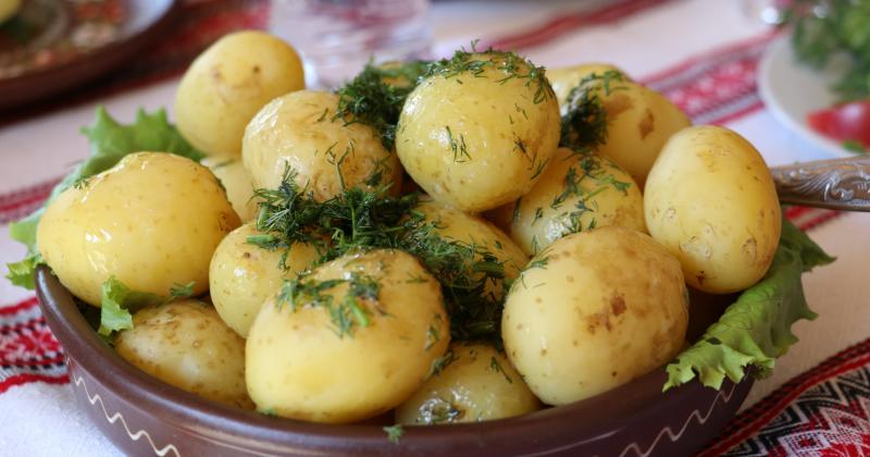 Nestíháte večeři? Brambory ve slupce můžete mít hotové za 8 minut. Víme, jak na to!