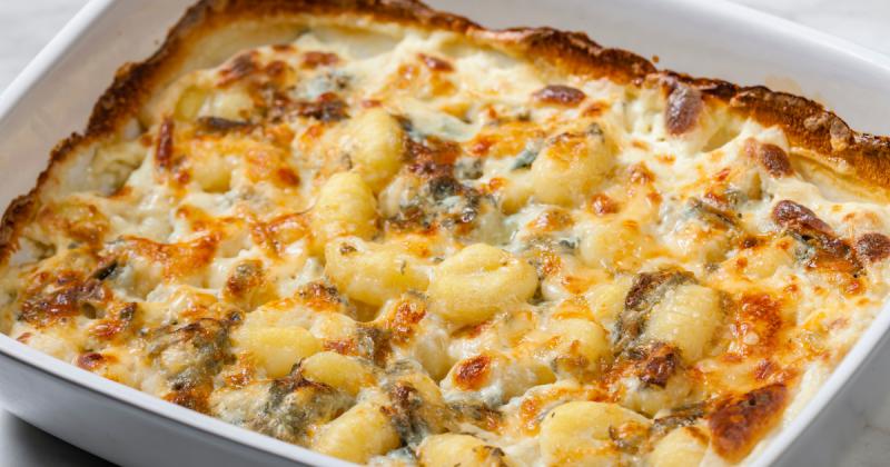 Zapečené gnocchi s kuřecím masem a sýrovou omáčkou: Rychlá večeře z jednoho pekáčku, která se nesrazí