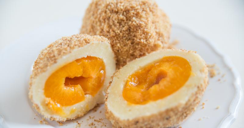 Recept na meruňkové knedlíky s tvarohem: Nadýchané těsto, které se netrhá. Rozhoduje správný výběr tvarohu