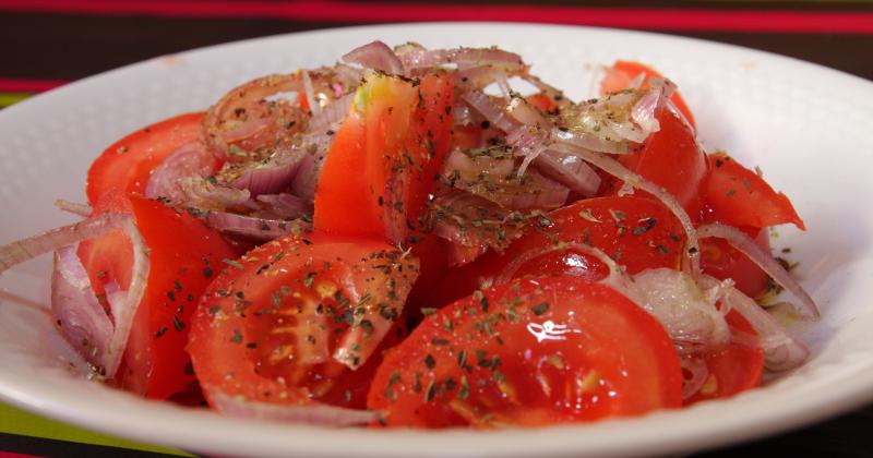 Recept na rajčatový salát s cibulí a octem: O výsledné chuti rozhoduje pořadí několika kroků