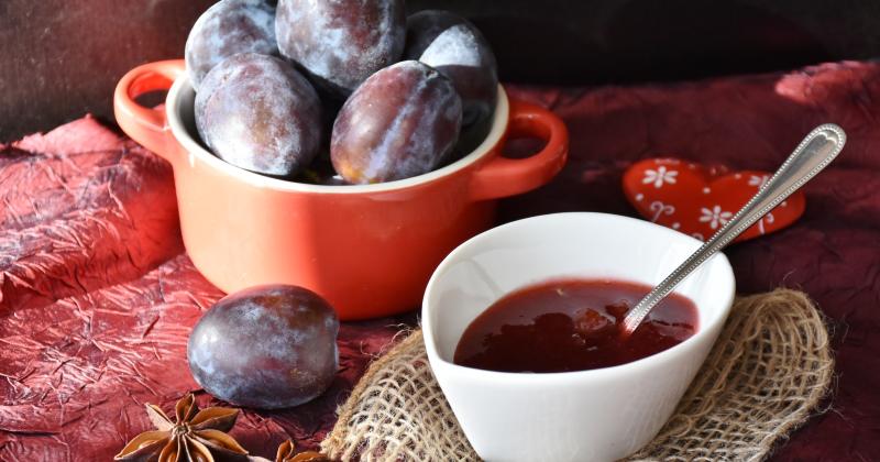 Na první pohled vypadají hotová. Jak poznat správný okamžik, kdy povidla vytáhnout z trouby