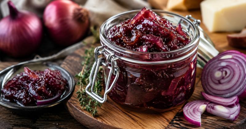 Cibulové čatní z červené cibule může být dokonale husté a lesklé. Nesmíte ho ale vařit příliš dlouho