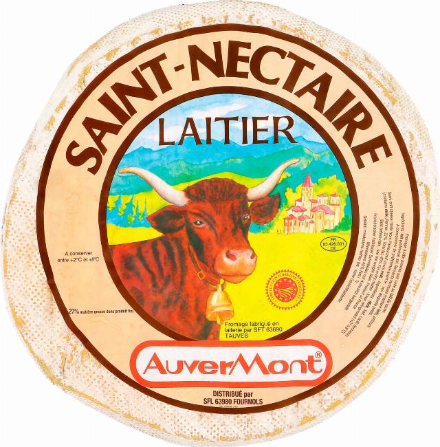 Saint-Nectaire sýr s plísní na povrchu