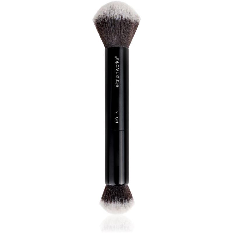 Brushworks Double Ended malý štětec pro nanášení tekutých, krémových a pudrových produktů typ NO. 6 1 ks