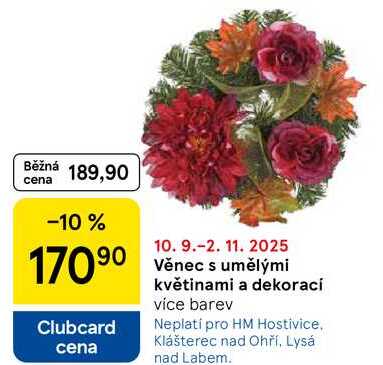 Věnec s umělými květinami a dekoraci více barev
