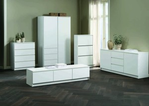 1) Komoda 4 zásuvky