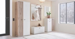 3: Předsíň - šatní panel