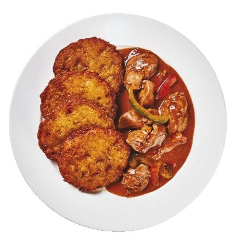 Pikantní kuřecí játra s bramboráčky