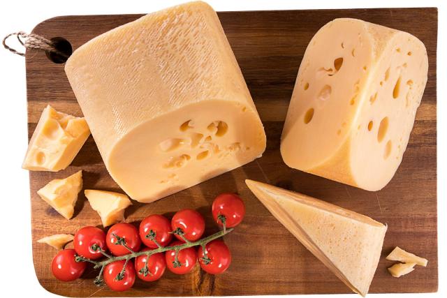 Horácký sýr přírodní polotvrdý s tvorbou ok